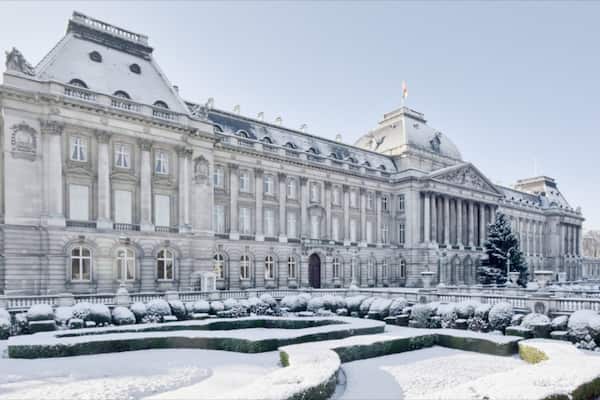 Royal Palace of Brussels showing a castle, heritage architecture and snow