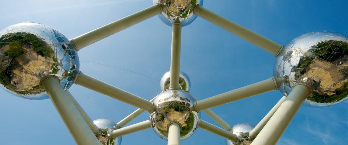 Atomium qui includes art