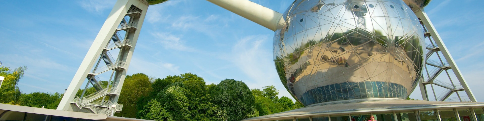 Atomium qui includes signalisation, art en plein air et architecture moderne