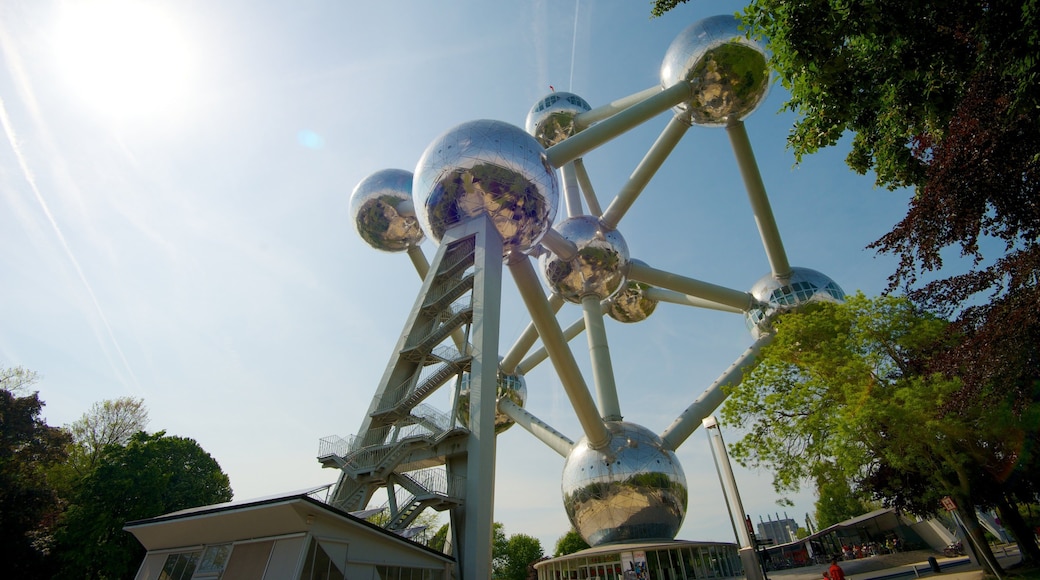 Atomium showing outdoor art, art and a monument