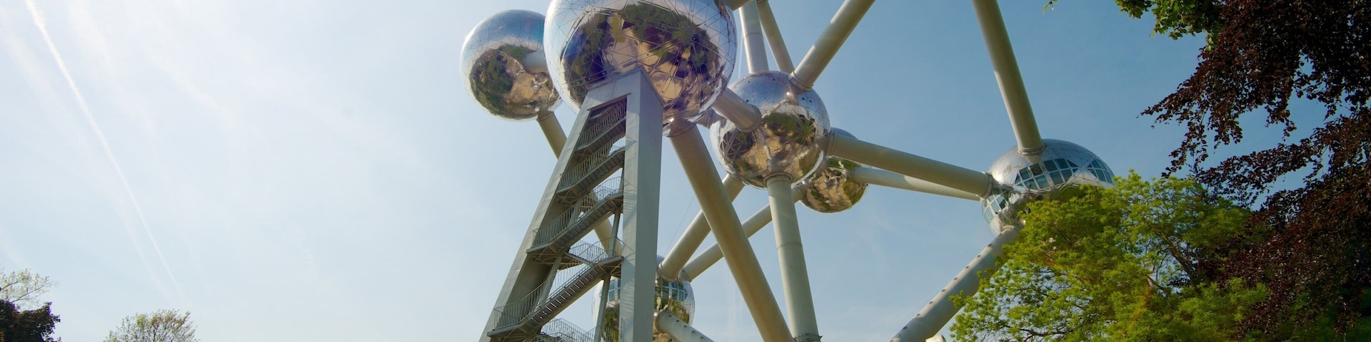 Atomium mostrando um monumento, arte e arte ao ar livre