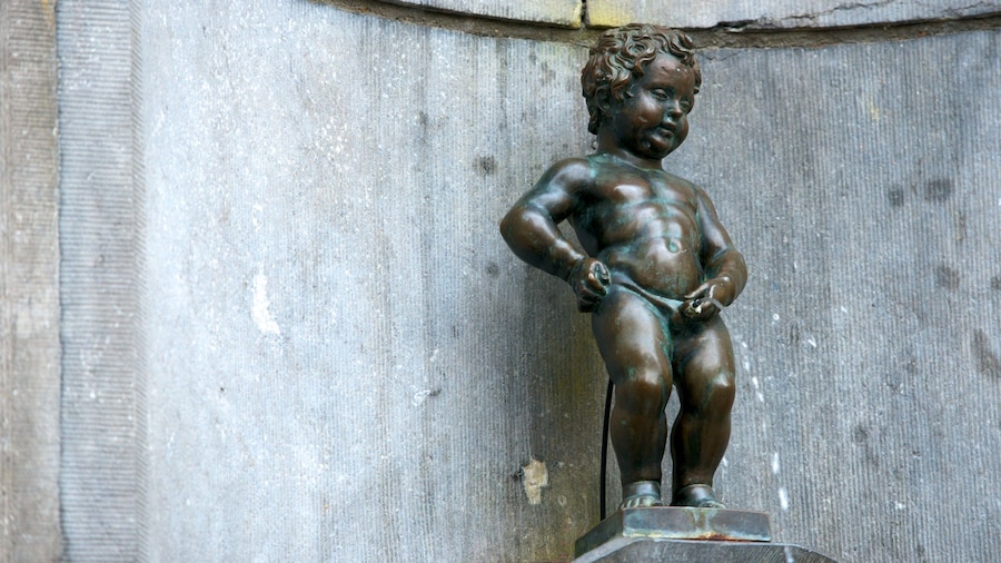 Manneken Pis Statue showing a statue or sculpture and a monument