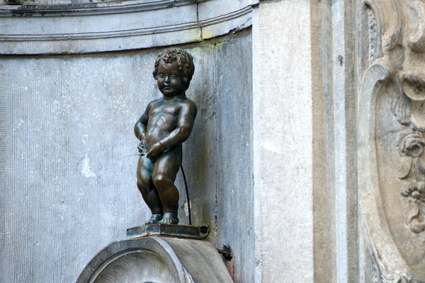 Manneken Pis mostrando una estatua o escultura y arte