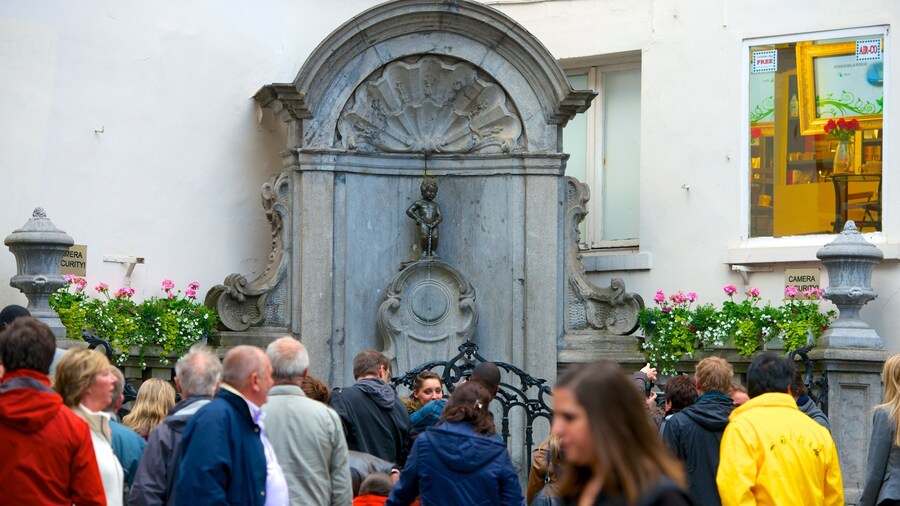 Manneken Pis Statue showing a statue or sculpture and a monument as well as a large group of people