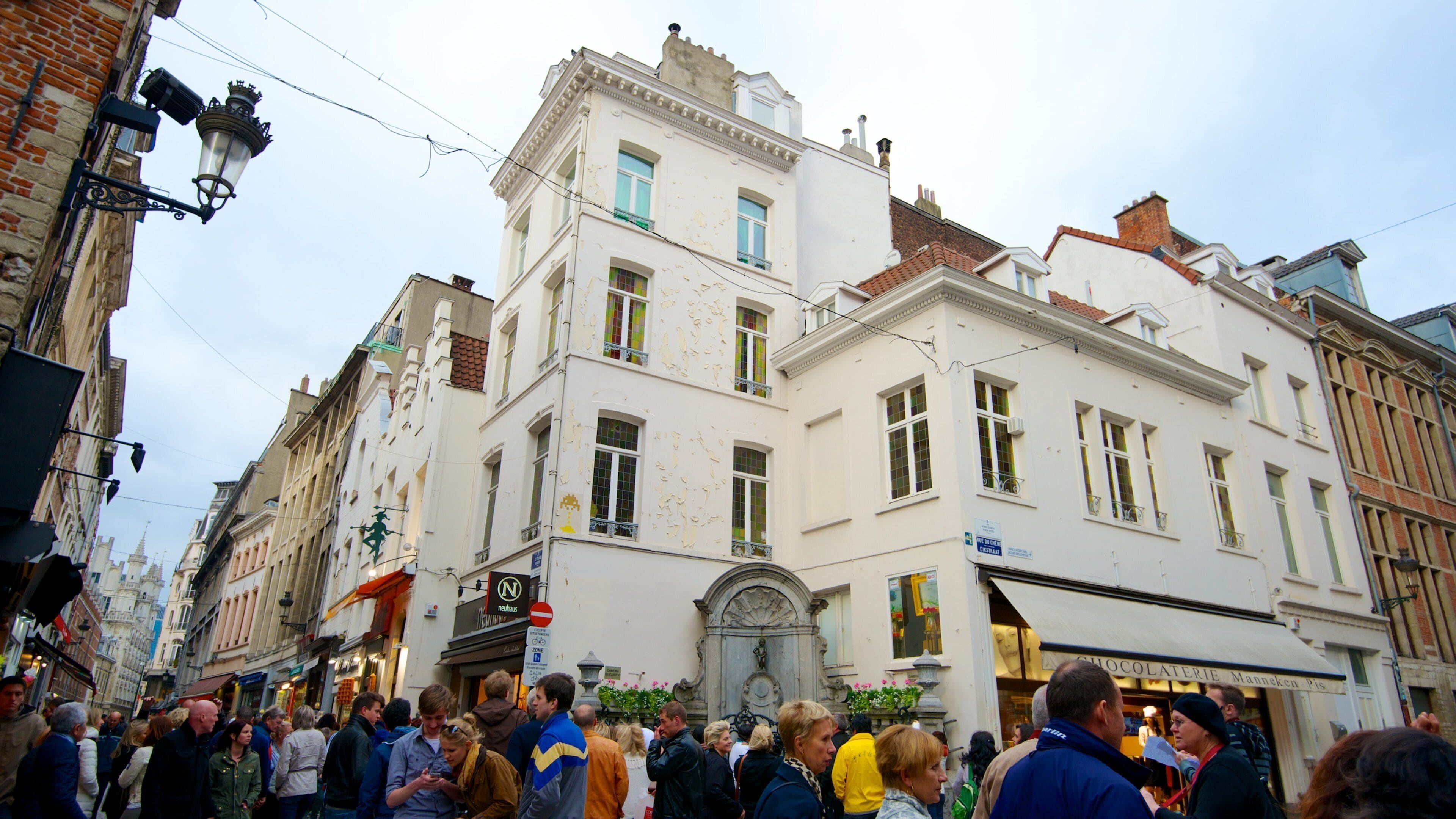 Manneken Pis Statue featuring heritage architecture, a city and street scenes