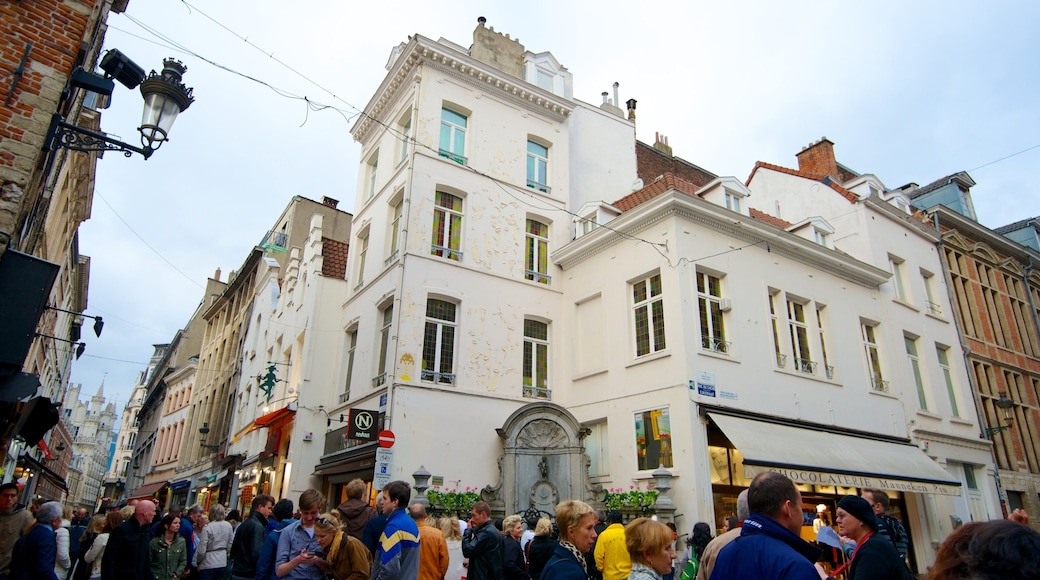 撒尿小童雕像 其中包括 歷史建築, 街道景色 和 城市