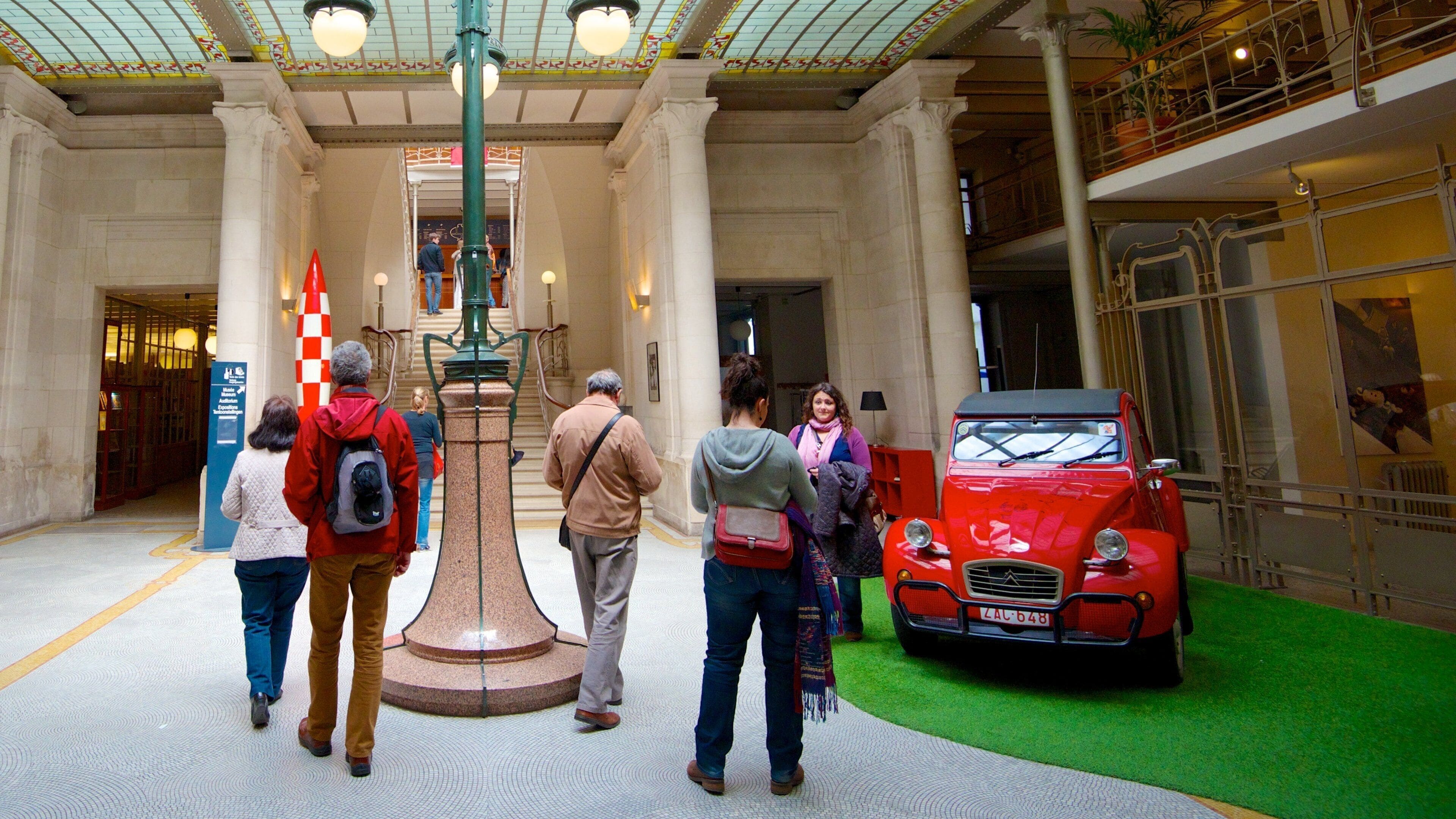 Centro Belga del Cómic ofreciendo vistas interiores y también un pequeño grupo de personas