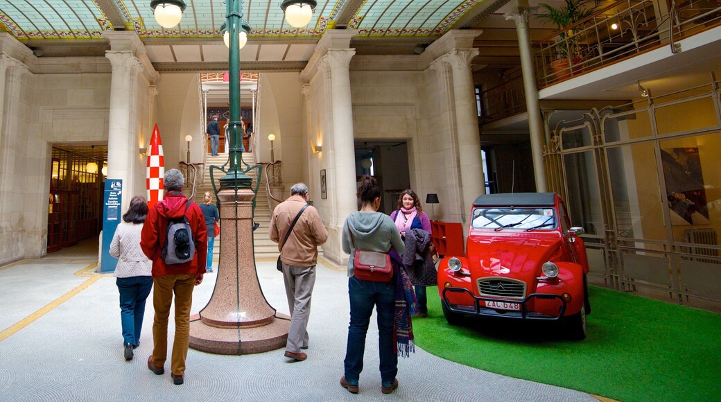 Centro Belga del Cómic ofreciendo vistas interiores y también un pequeño grupo de personas