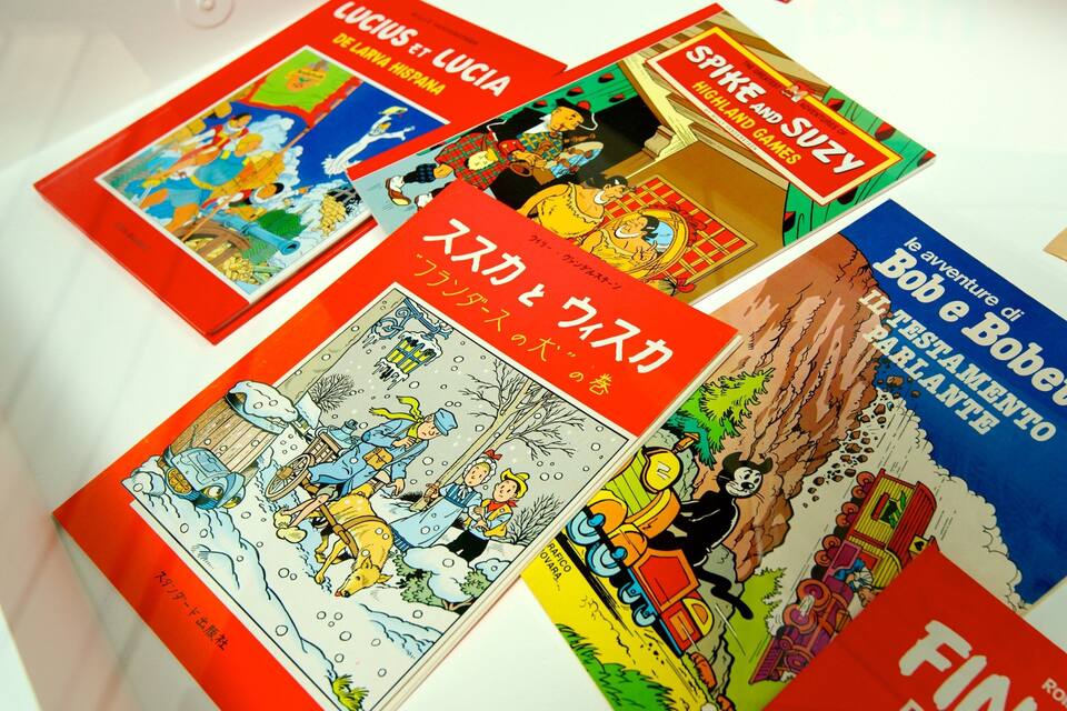 Uma coleção de histórias em quadrinhos coloridas com texto em japonês.