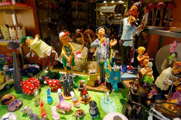 Galerías St. Hubert que incluye vistas interiores y mercados