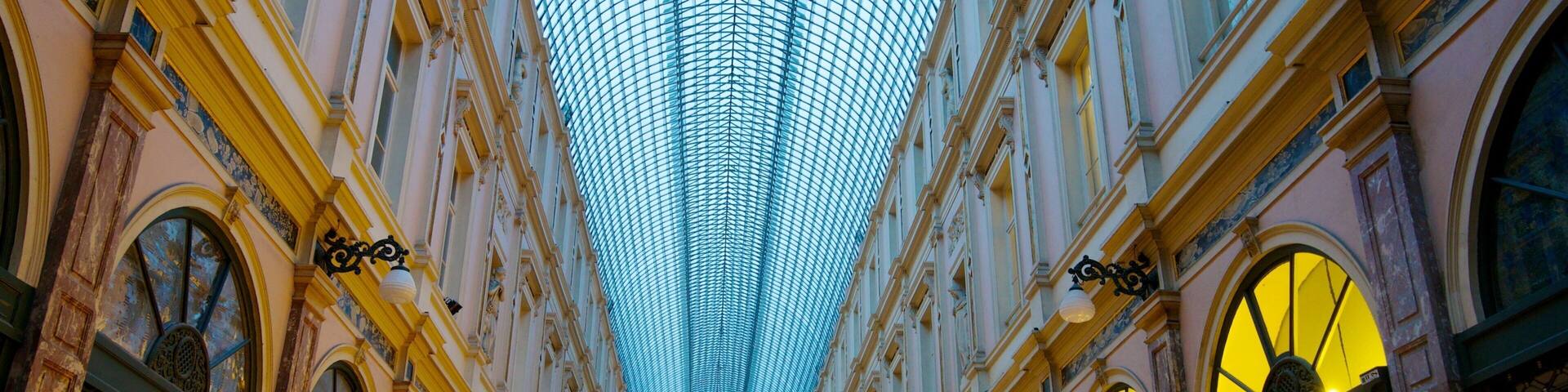 Galeries St. Hubert which includes heritage architecture, shopping and interior views