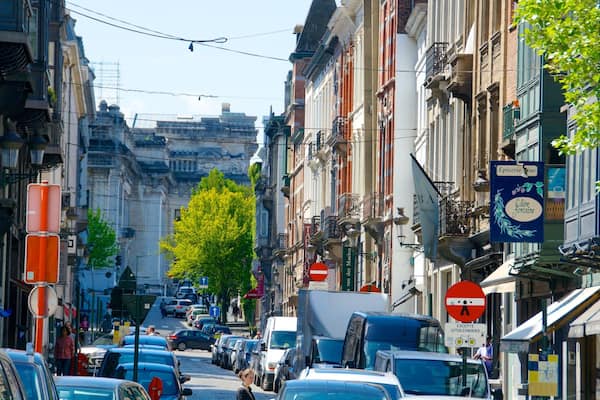 Place du Grand Sablon ofreciendo una ciudad y escenas urbanas