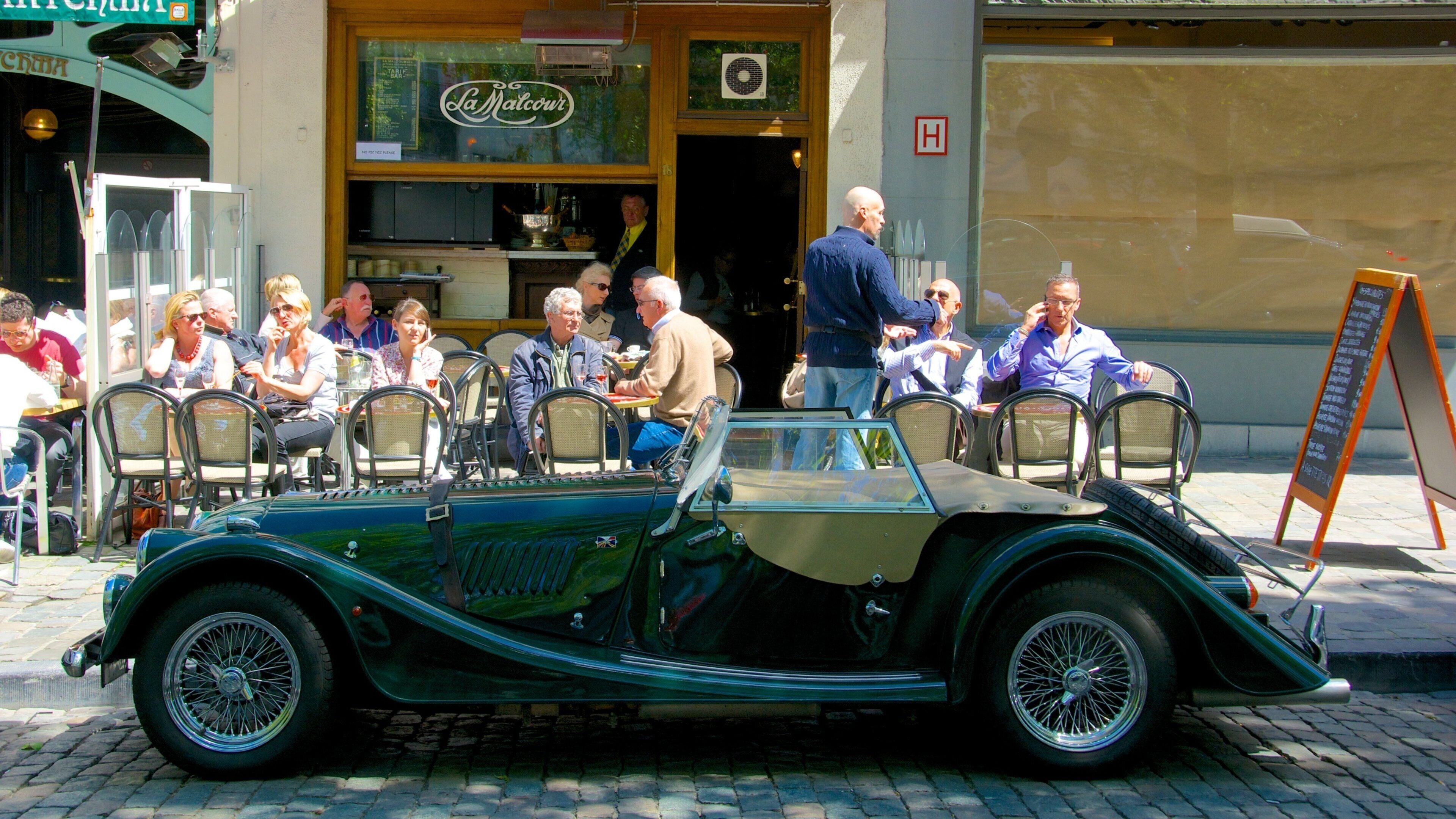 Place du Grand Sablon qui includes pause café, scènes de rue et sortie au restaurant
