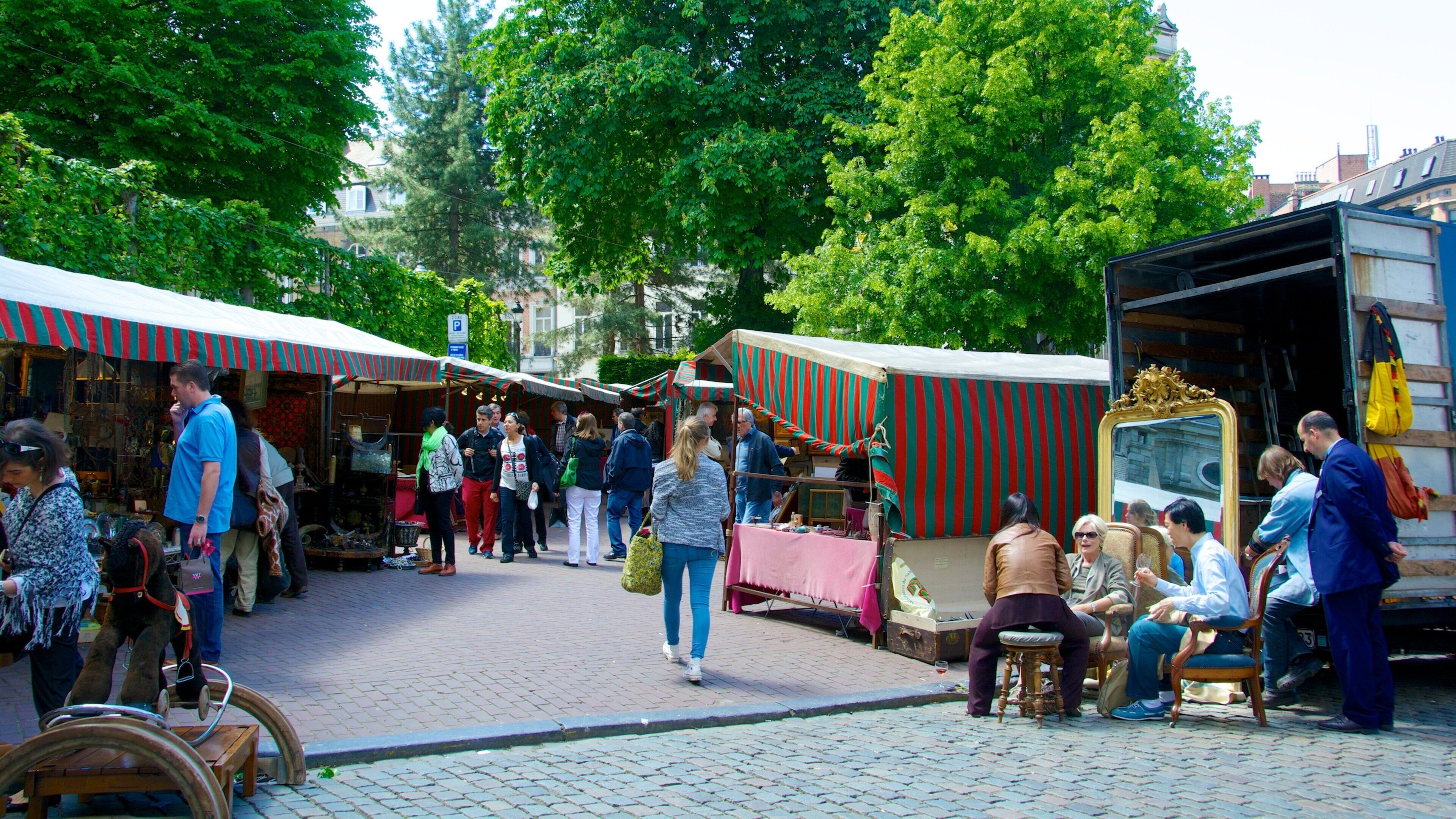 Place du Grand Sablon som viser markeder, gadeliv og en by