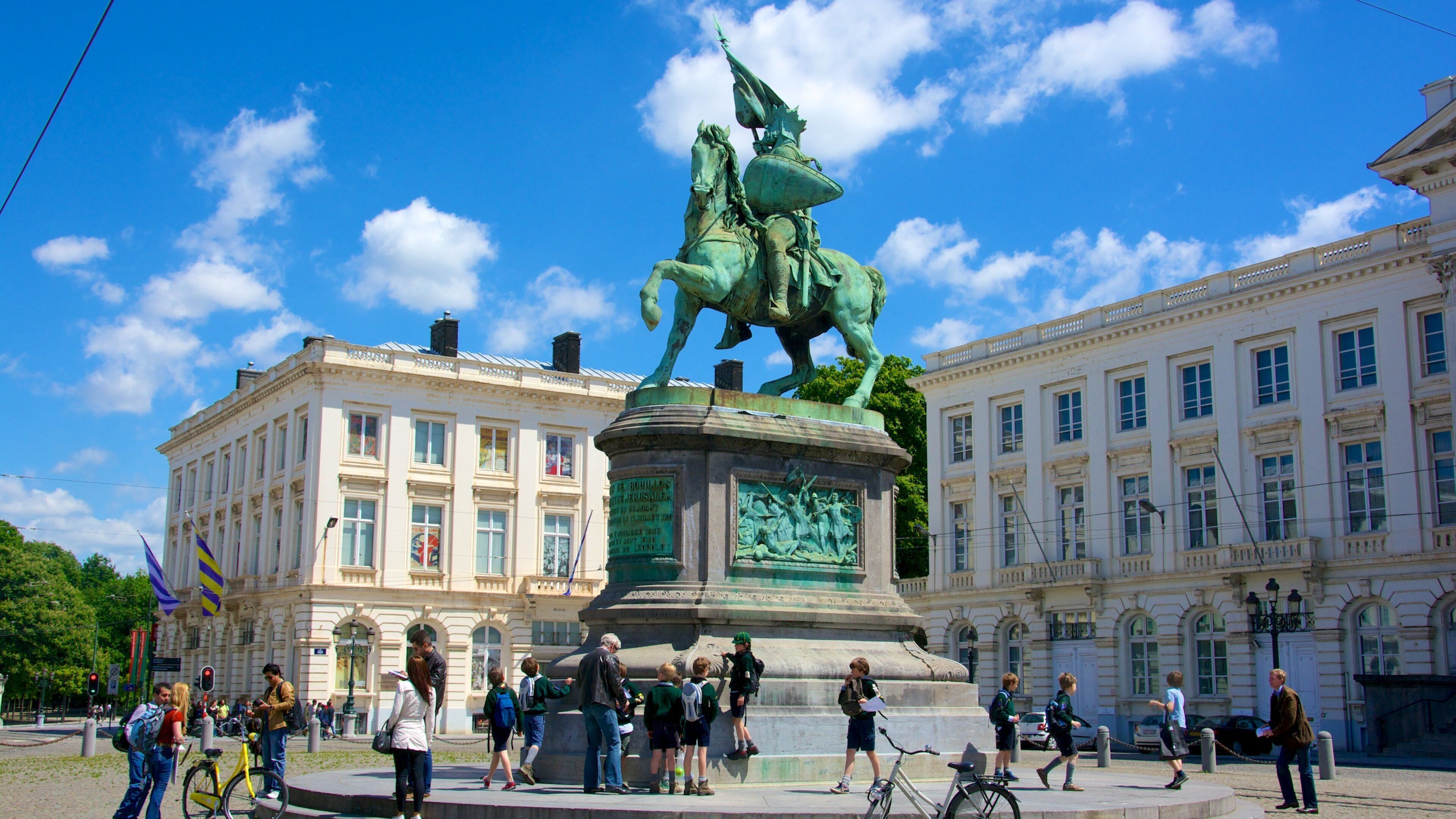 Brussels which includes a city, a statue or sculpture and street scenes