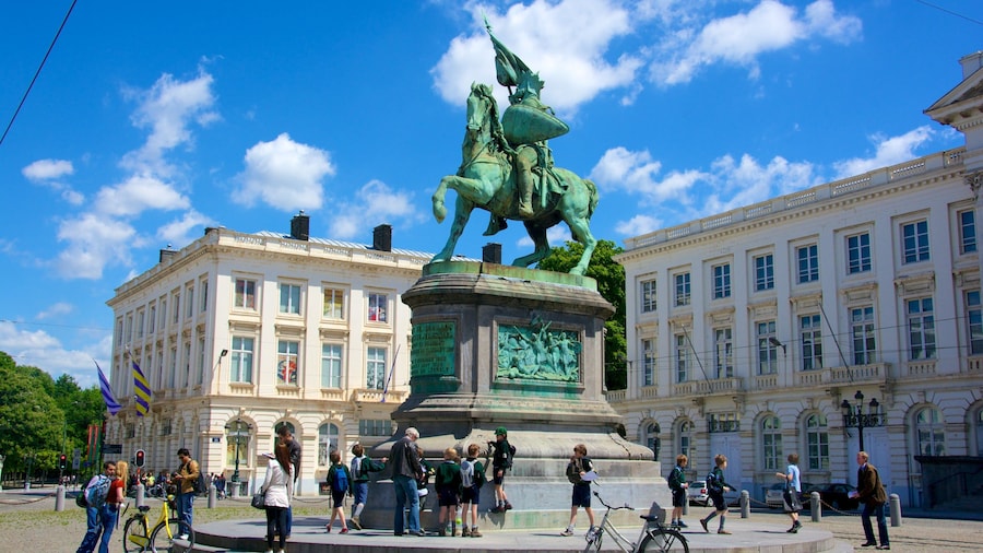 Brussels which includes a city, a statue or sculpture and street scenes