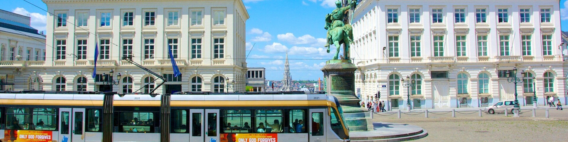 Royal Palace of Brussels which includes street scenes, a statue or sculpture and a city