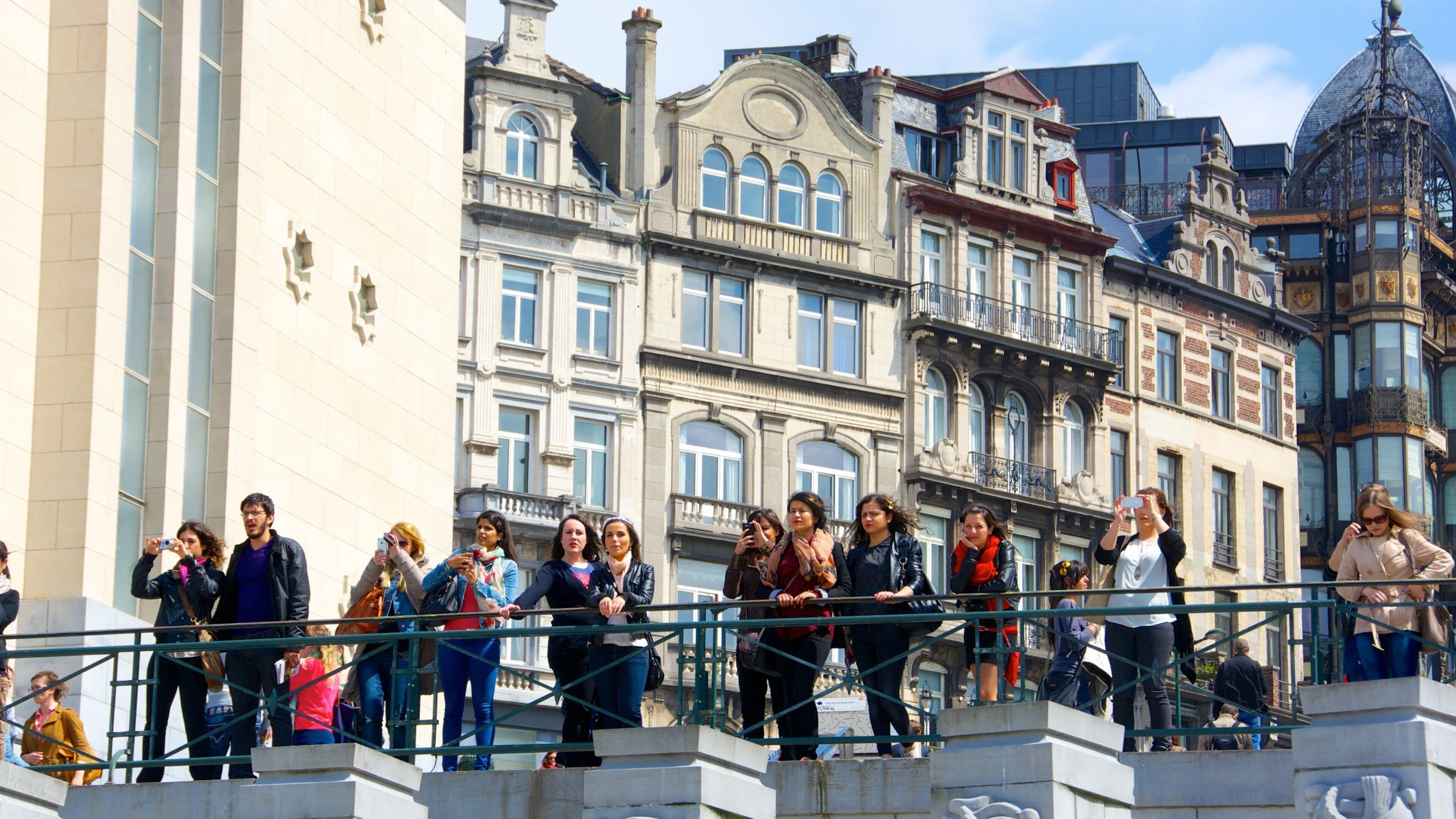Mont des Arts som inkluderar historisk arkitektur och en stad såväl som en stor grupp av människor