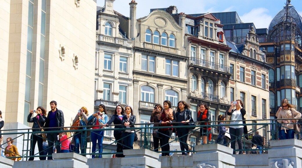 Mont des Arts som inkluderar historisk arkitektur och en stad såväl som en stor grupp av människor