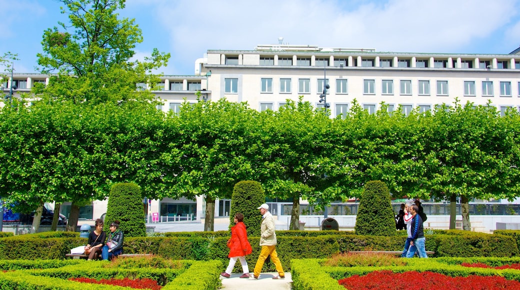 Mont des Arts que incluye jardín y también una pareja