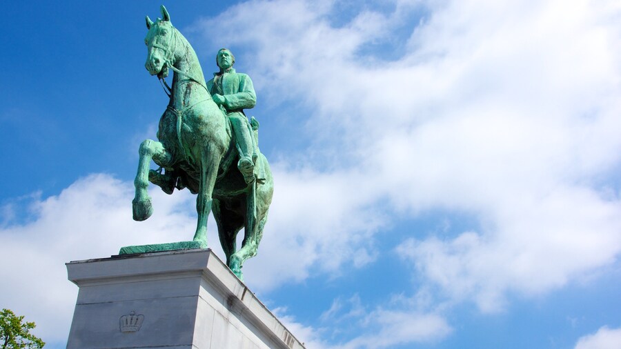 Mont des Arts showing a monument and a statue or sculpture