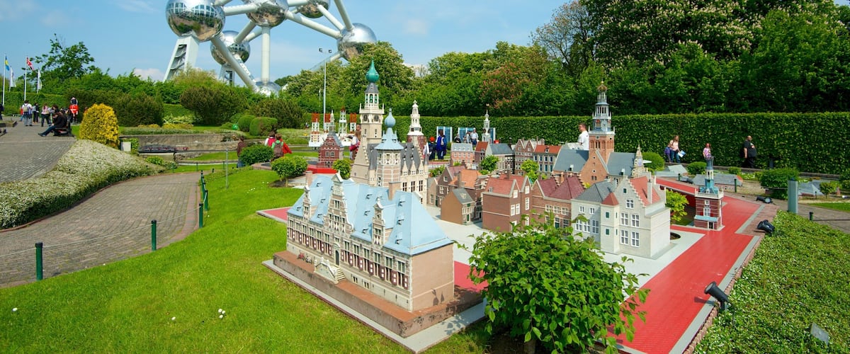 Mini-Europe featuring outdoor art, a park and rides