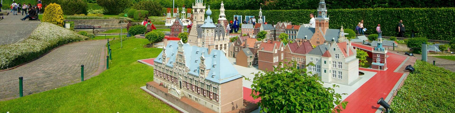 Mini-Europe featuring outdoor art, a park and rides