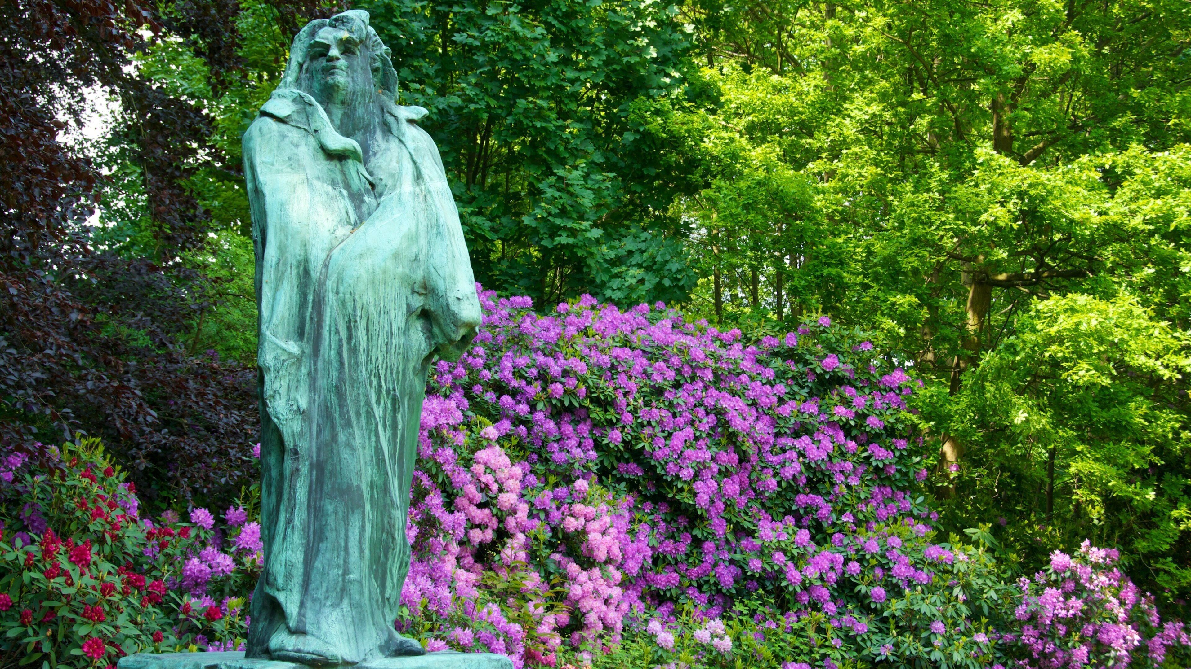Middelheimpark toont een standbeeld of beeldhouwwerk, een tuin en bloemen