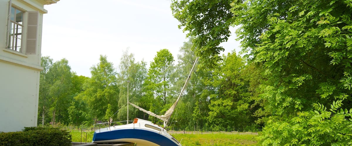 Parque Middelheim mostrando arte al aire libre, un río o arroyo y un parque