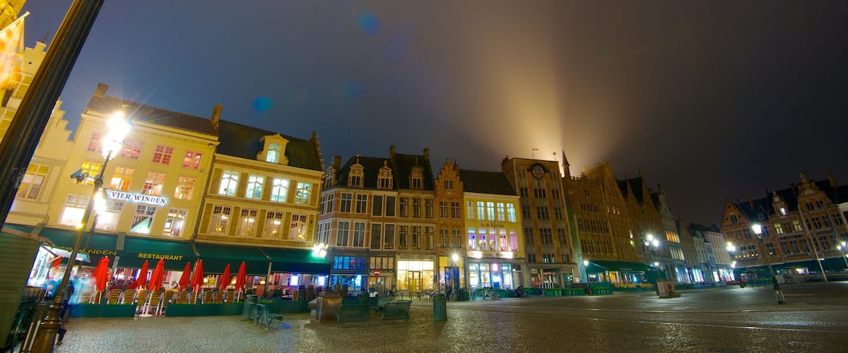 Grand-Place de Bruges ou Grote Markt qui includes ville, square ou place et scènes de nuit