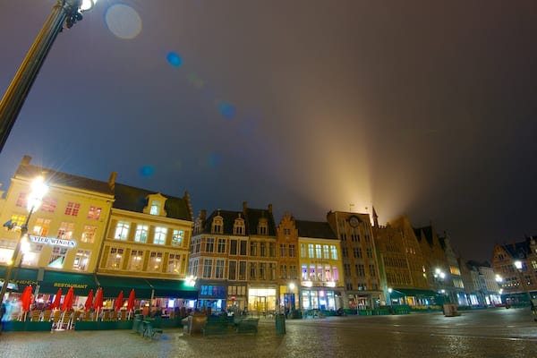 Grand-Place de Bruges ou Grote Markt montrant ville, scĂšnes de rue et scĂšnes de nuit