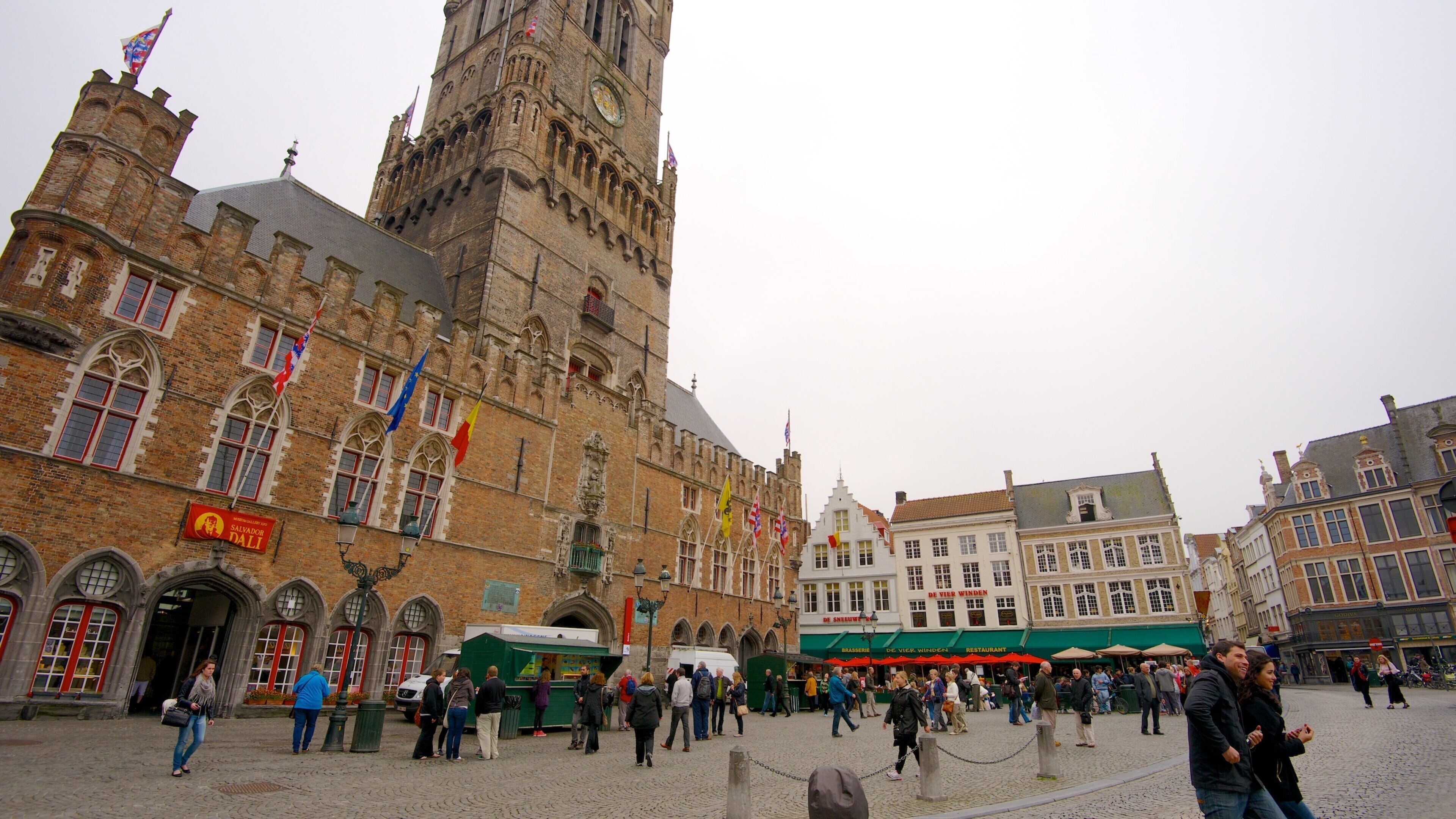 Markt que inclui uma cidade, uma praça ou plaza e um pequeno castelo ou palácio