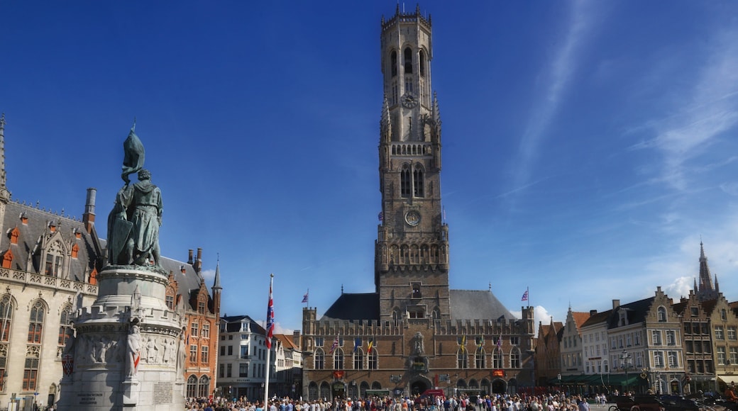 Brugge klokketårn som inkluderer historisk arkitektur og by i tillegg til en stor gruppe med mennesker