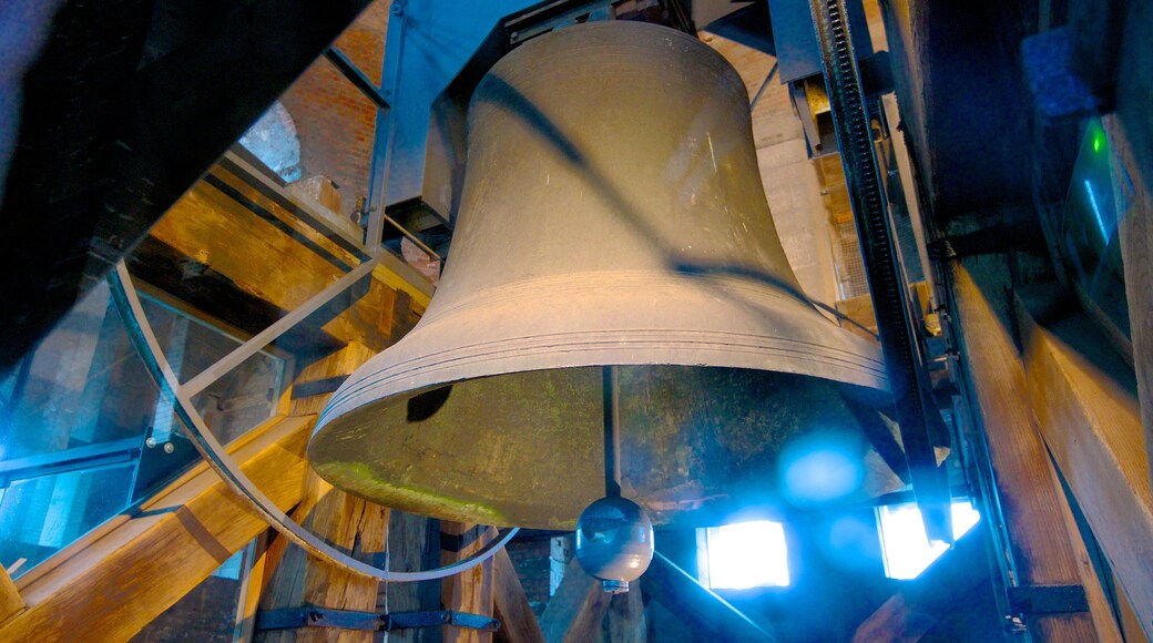 Brugge klokketårn som inkluderer innendørs og kirke eller katedral
