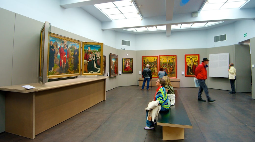 Groeningemuseum fasiliteter samt kunst og innendørs i tillegg til en liten gruppe med mennesker