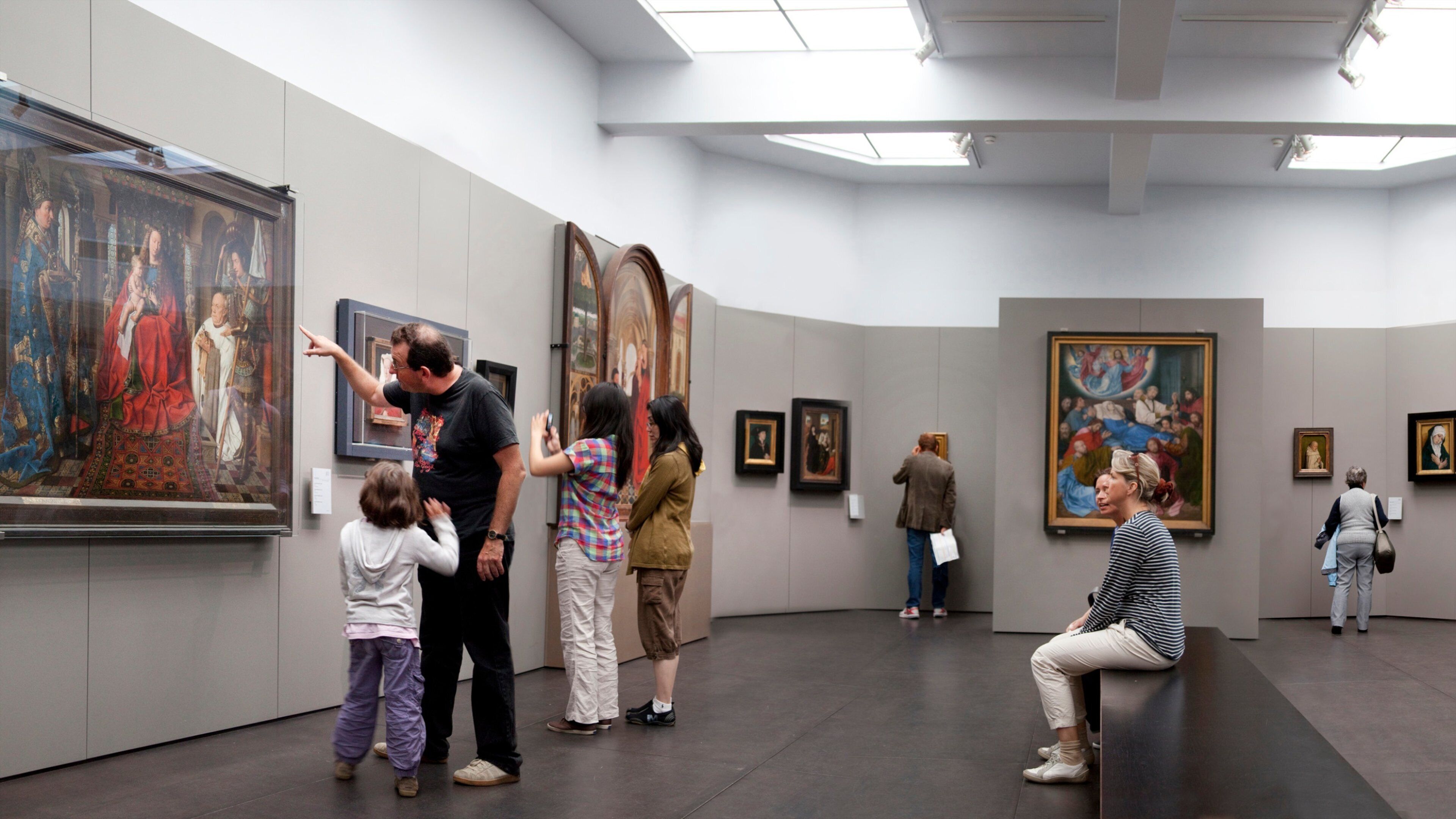 Groeningemuseum mostrando vistas interiores y arte y también un gran grupo de personas