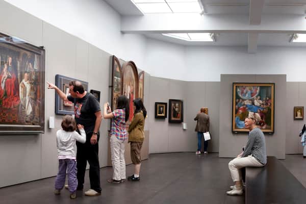 Groeningemuseum mettant en vedette art et vues intérieures aussi bien que important groupe de personnes