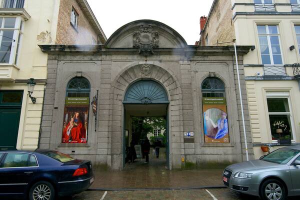 Groeningemuseum which includes street scenes, heritage architecture and a city