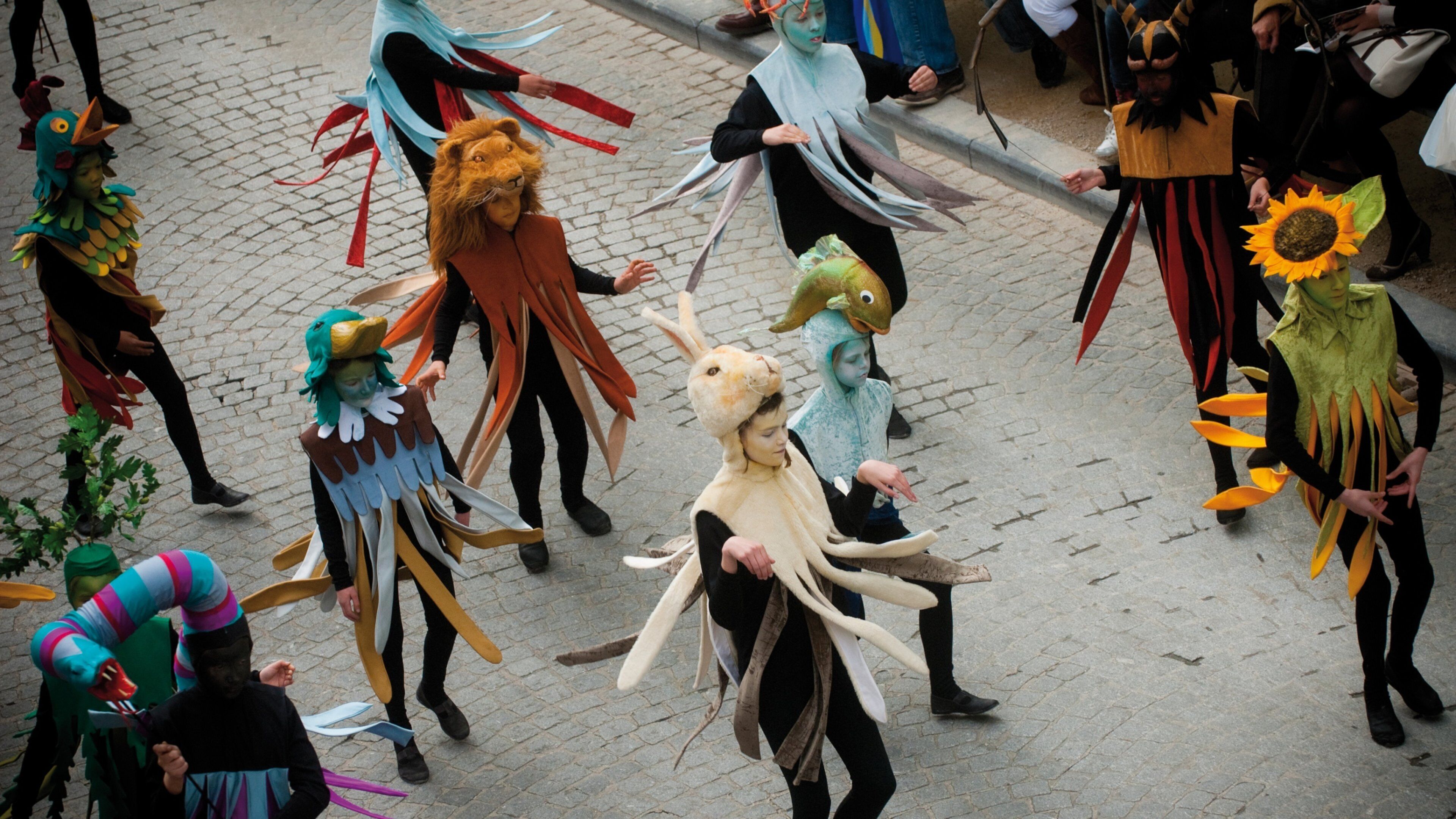Basilica of the Holy Blood showing street scenes, performance art and street performance