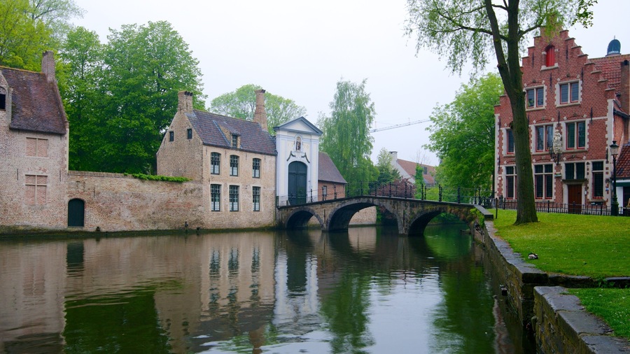 Minnewater Park showing heritage architecture, a river or creek and a small town or village