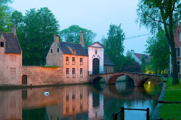 Begijnhof qui includes patrimoine architectural, riviĂšre ou ruisseau et petite ville ou village