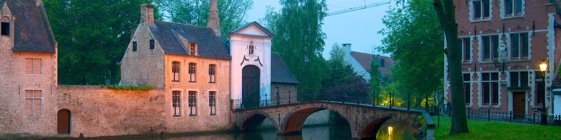 Begijnhof which includes heritage architecture, a bridge and a small town or village