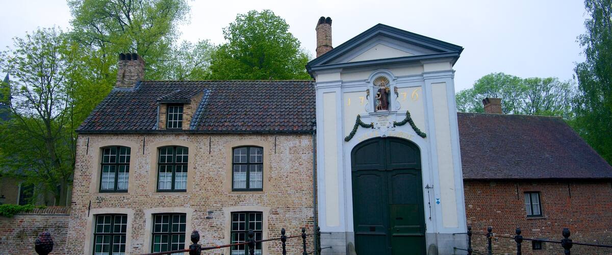 Begijnhof featuring heritage architecture