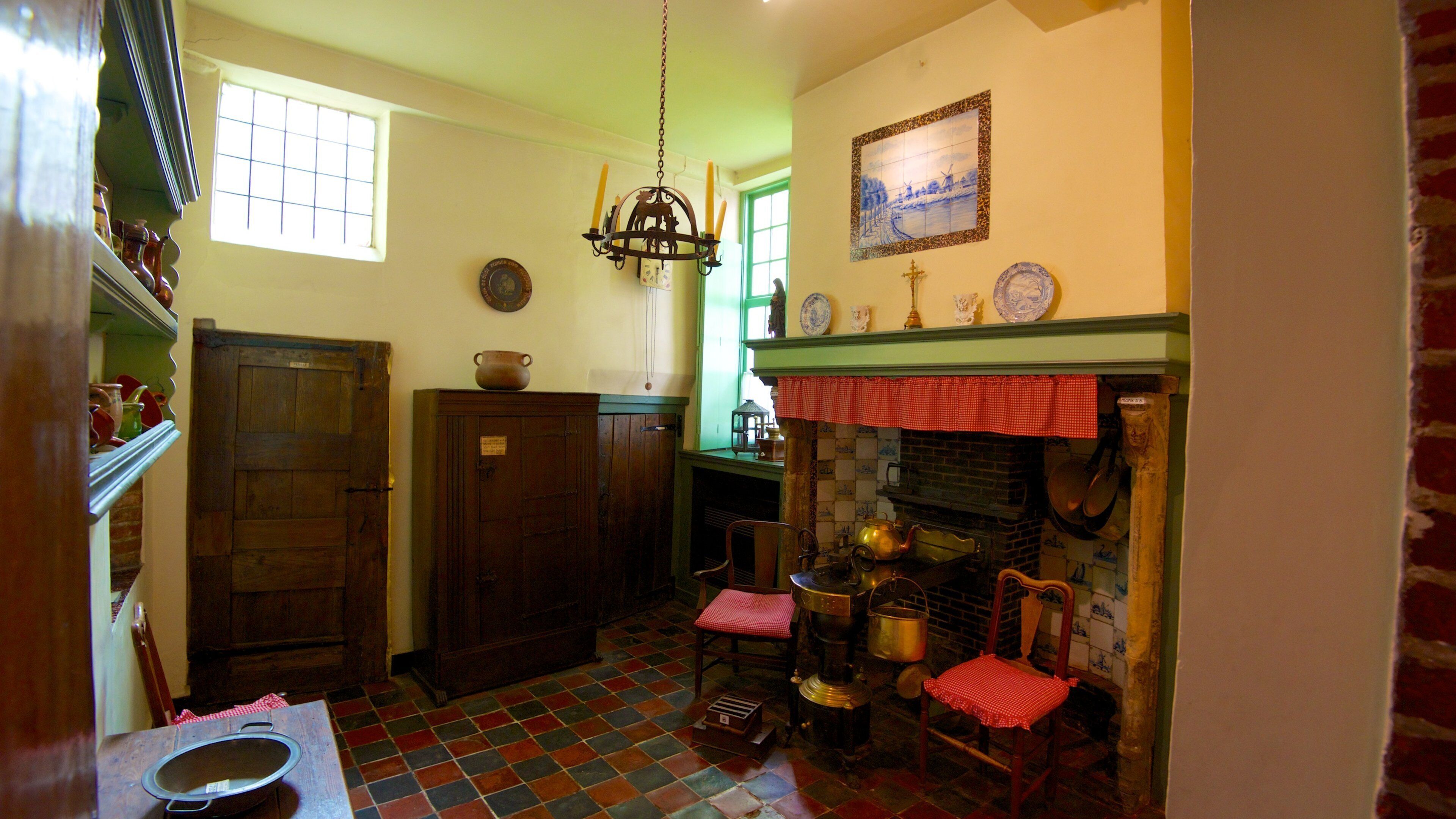 Begijnhof showing interior views and a house