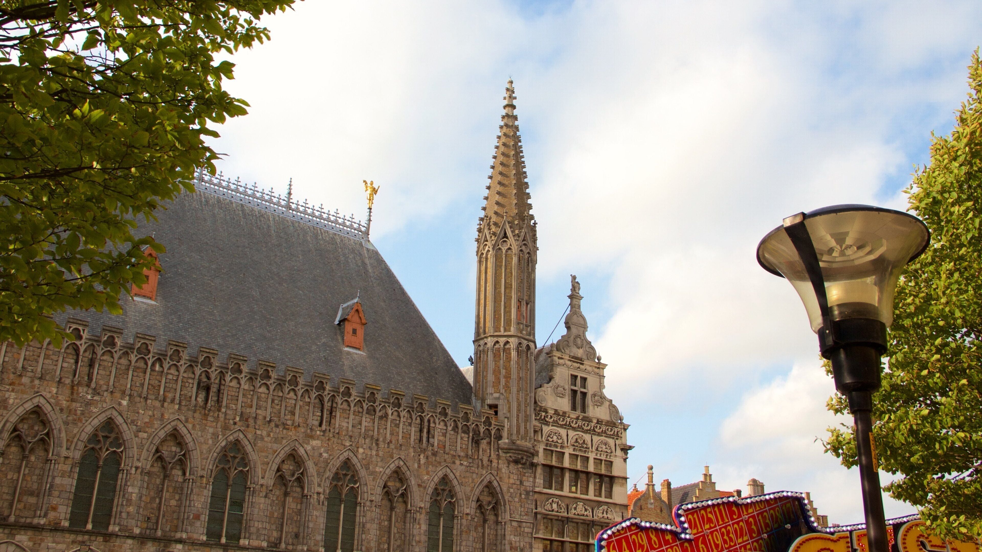 Lakenhallen fasiliteter samt historisk arkitektur og kulturarv