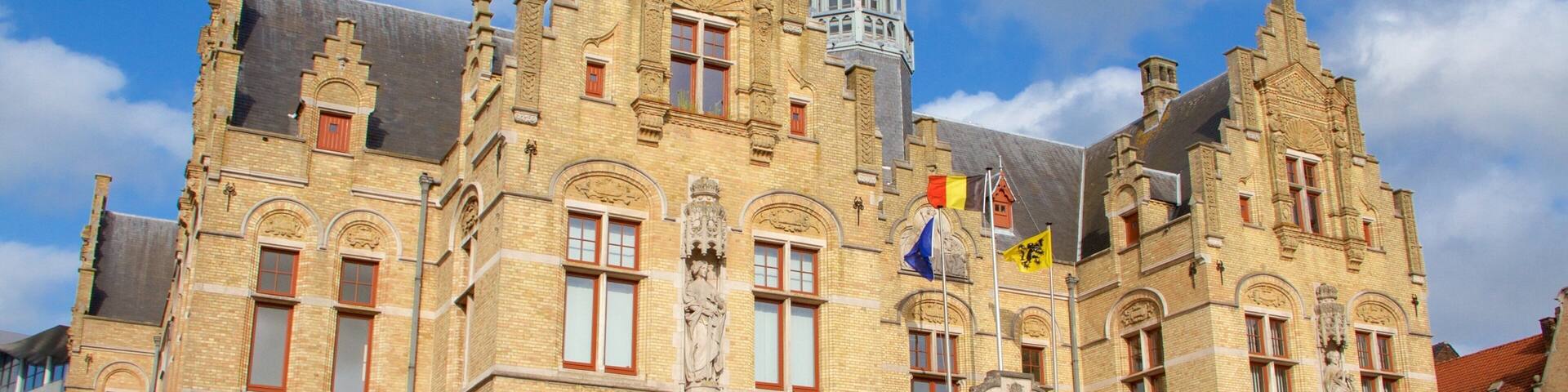 Place du marché d\'Ypres montrant patrimoine historique et patrimoine architectural