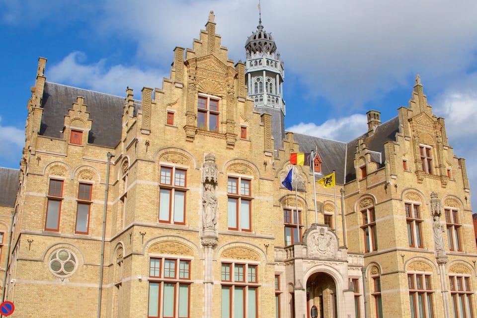 Een historisch gebouw met gedetailleerde architectuur, waaronder een toren en beelden.