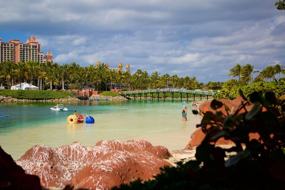 Ein tropisches Resort mit Palmen, einem Strand und einem Wasserpark.