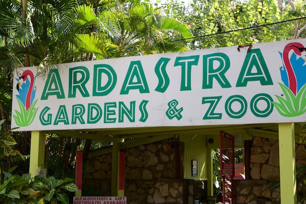 Ardastra Gardens, Zoo and Conservation Center das einen Beschilderung