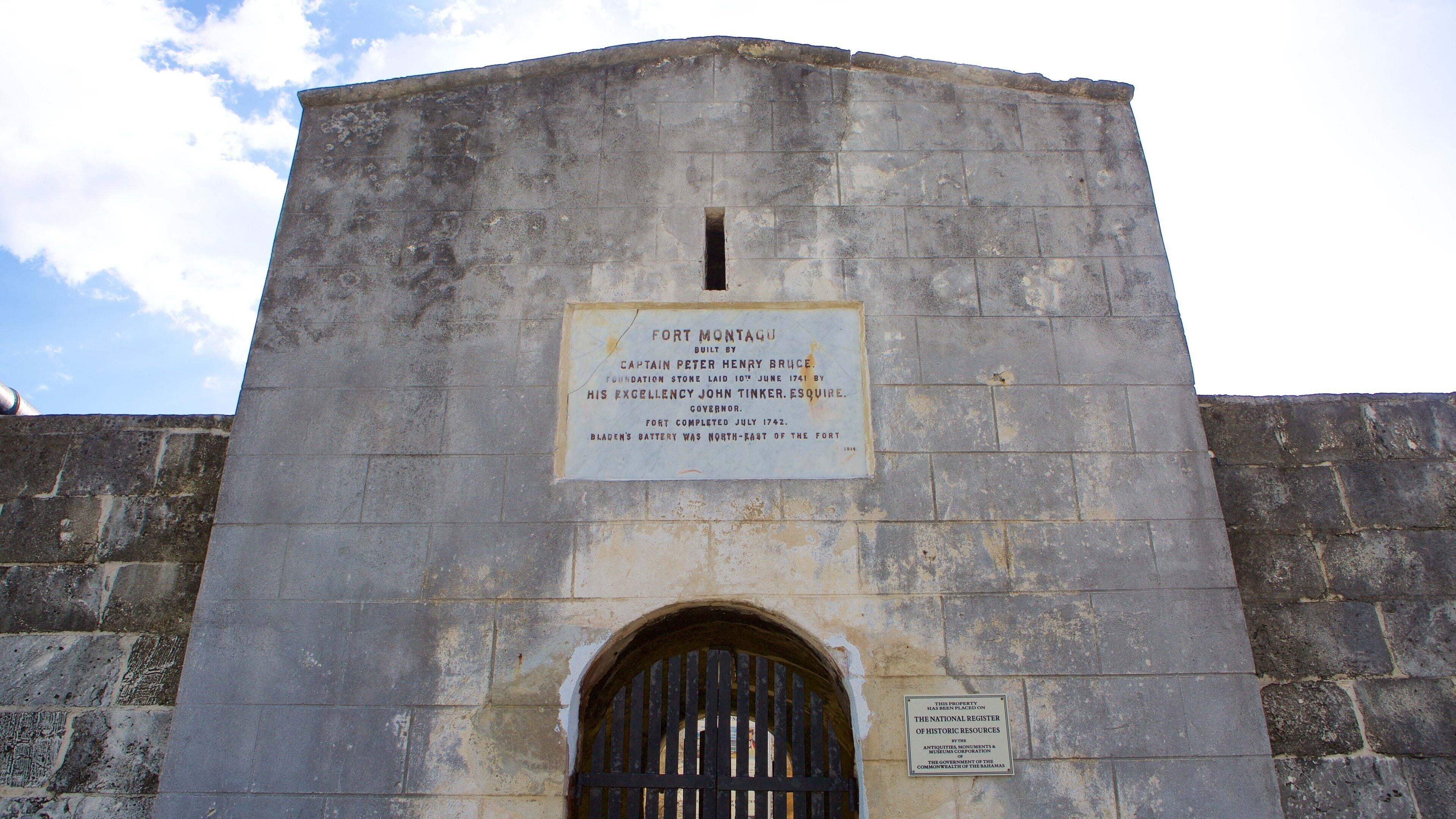 Een stenen fort met een plaquette die de geschiedenis beschrijft, waaronder de voltooiing in 1742 en de bouwer, Captain Peter Henry Bruce.